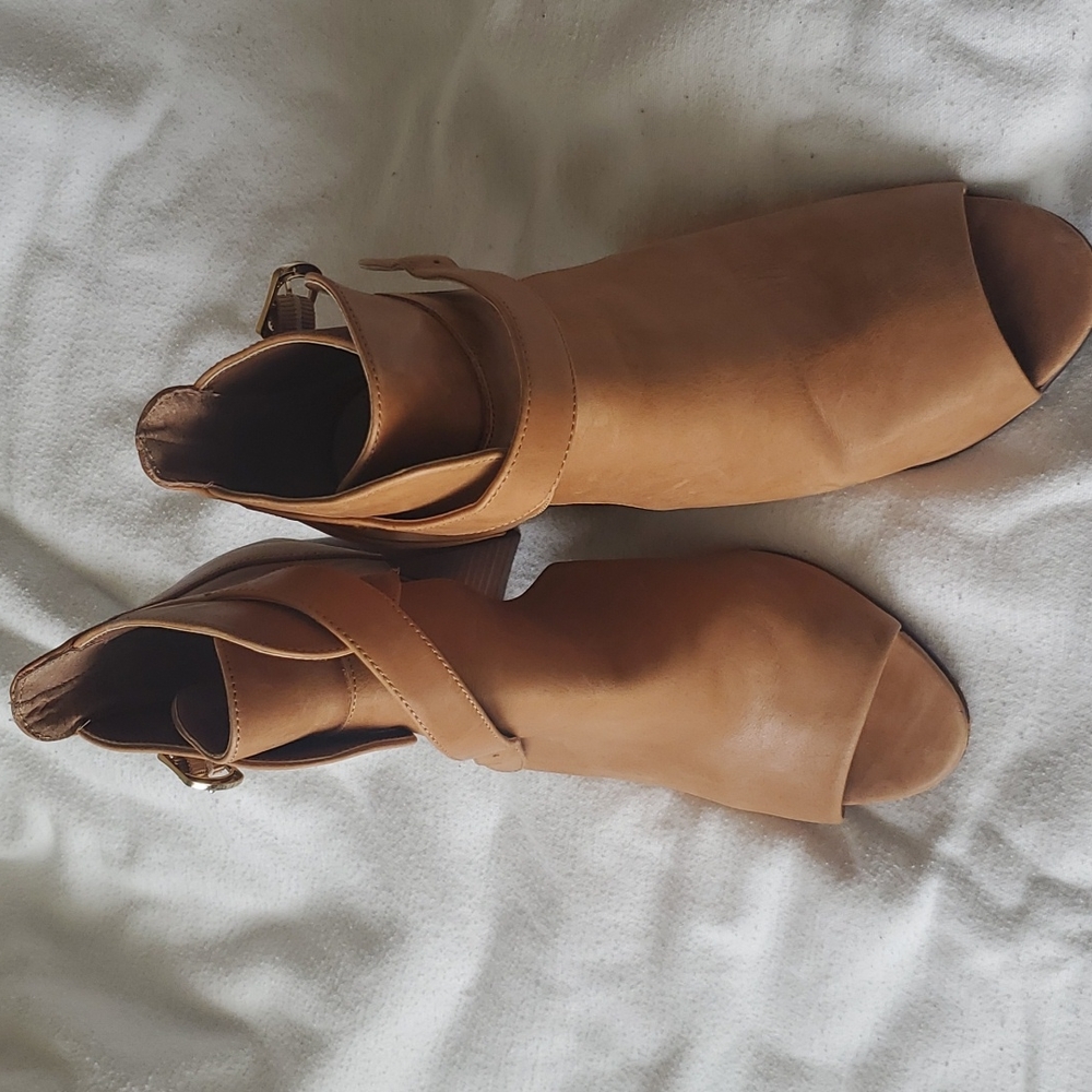 Vince Camuto open toe heels 👠